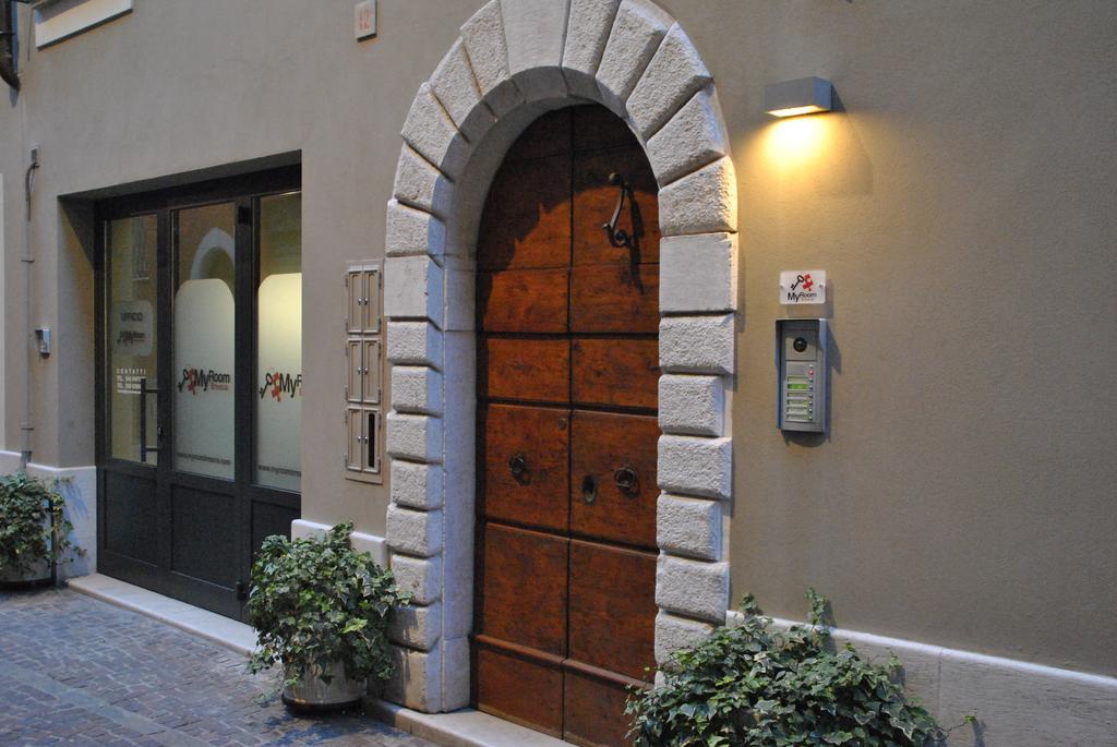 Dietro L'Angolo Hotel Бреша Екстериор снимка