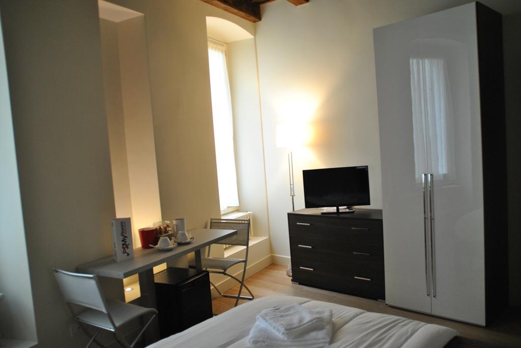Dietro L'Angolo Hotel Бреша Стая снимка