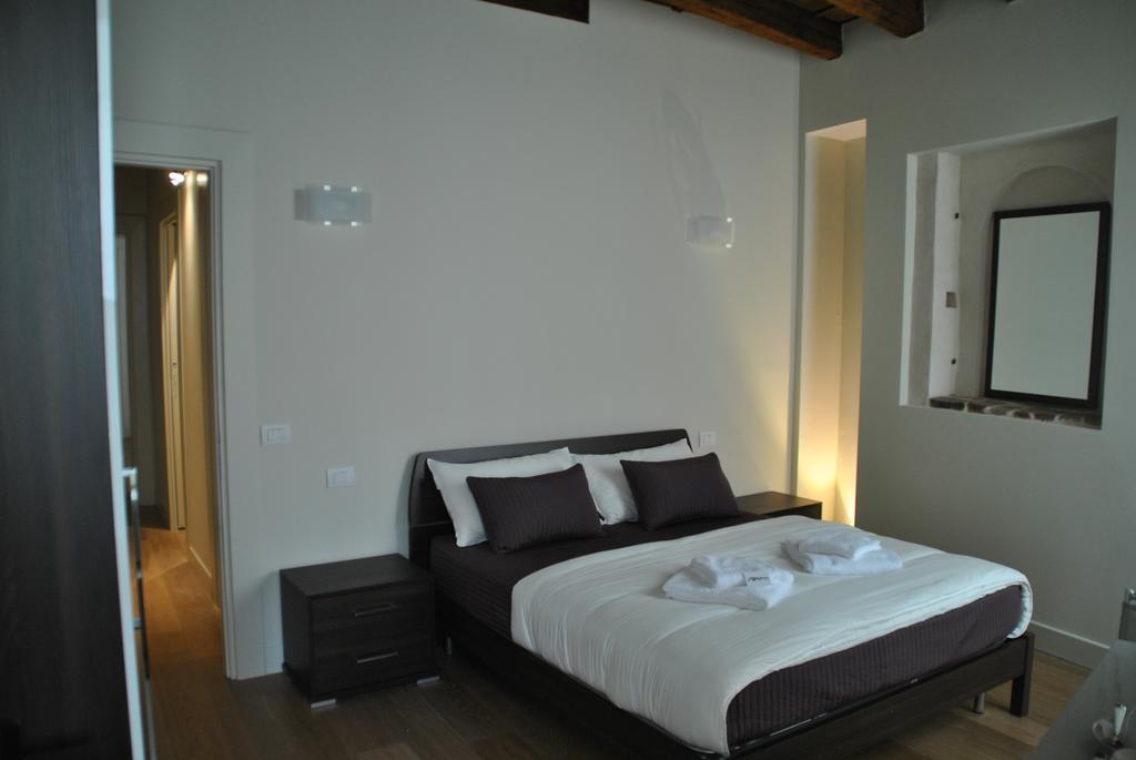 Dietro L'Angolo Hotel Бреша Стая снимка