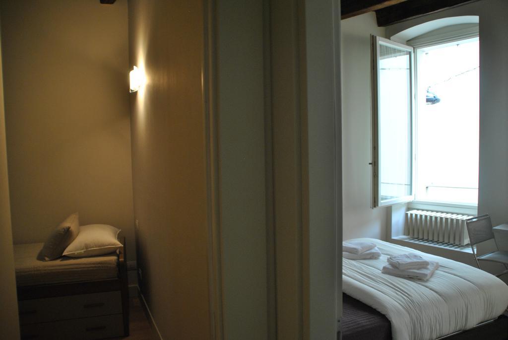 Dietro L'Angolo Hotel Бреша Стая снимка