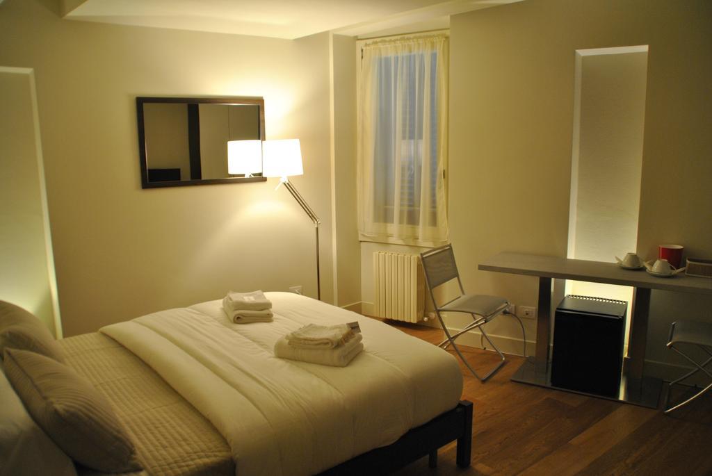 Dietro L'Angolo Hotel Бреша Стая снимка