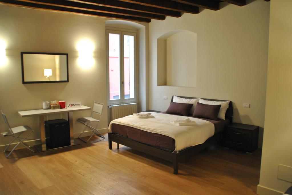 Dietro L'Angolo Hotel Бреша Стая снимка